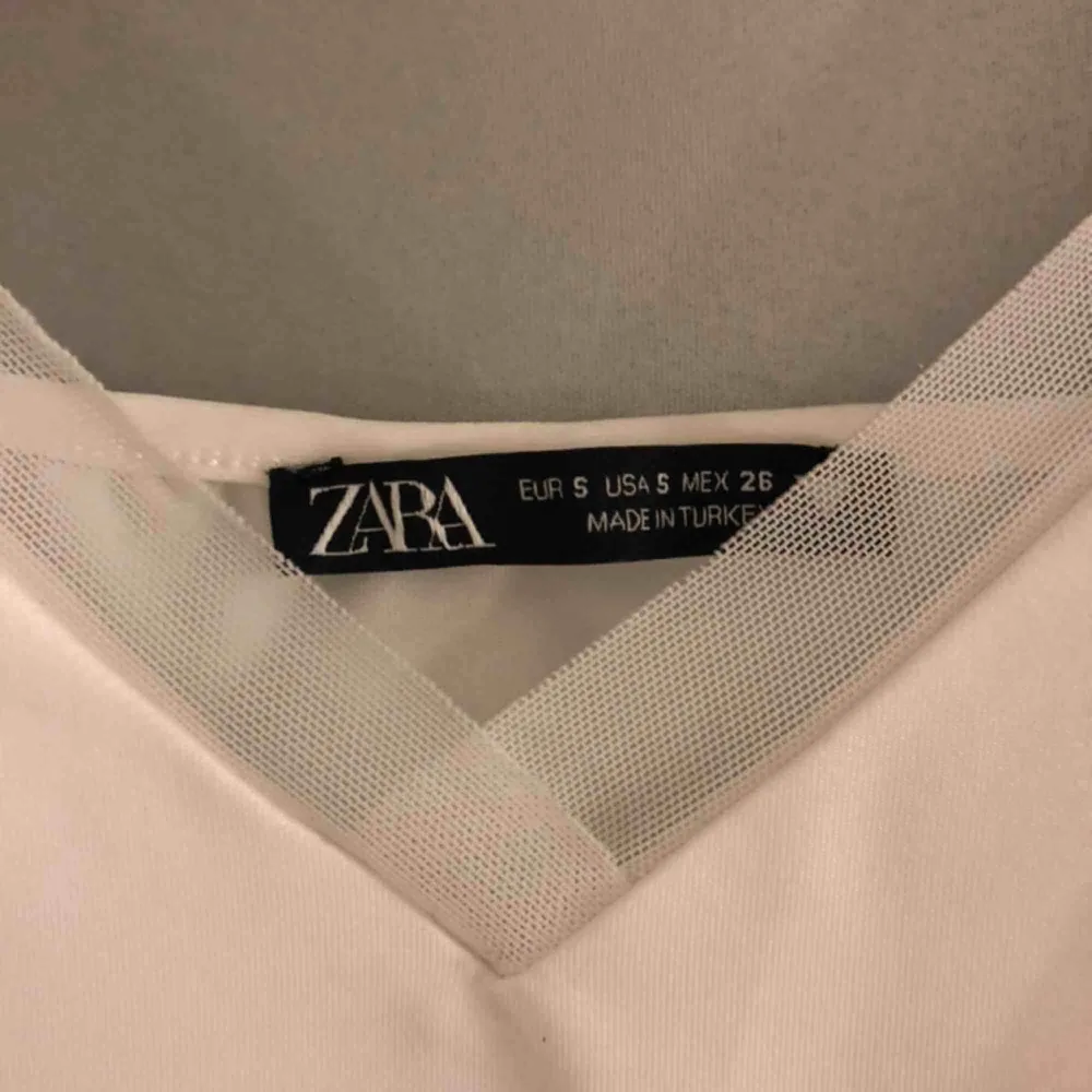 Ett sött vitt linne från Zara i storlek S, dock lite liten i storleken. Köparen står för frakten på ca 40kr🥰. Toppar.