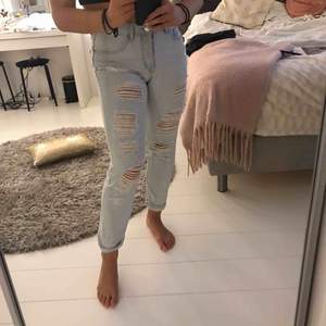 Snygga och sköna boyfriend jeans från H&M. Knappt använda! 