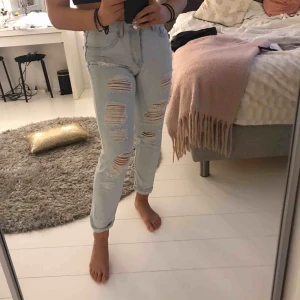  - Snygga och sköna boyfriend jeans från H&M. Knappt använda! 