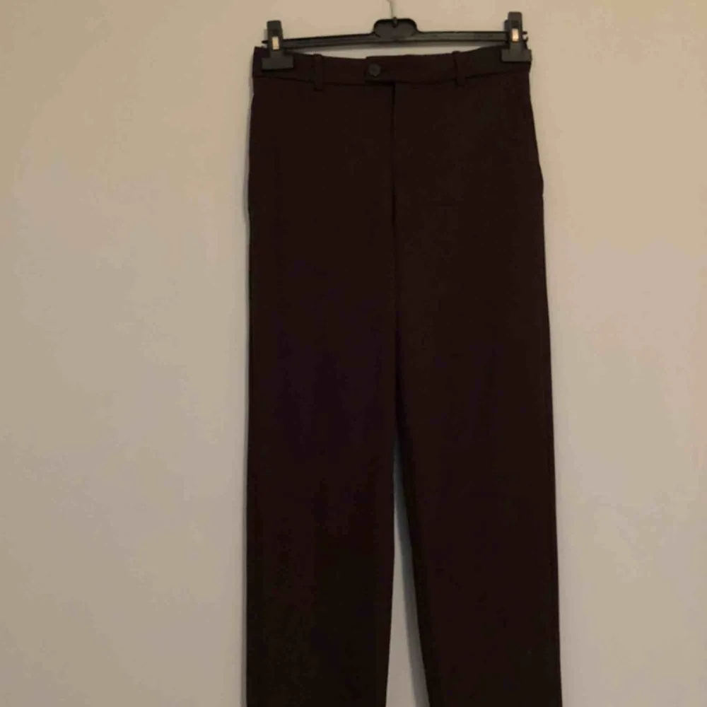 Jättefina mörkbruna byxor från mango🥰 lite raka i modellen & går att ha skärp🙏🏻 Cool ficka där bak (fake) och perfekta nu till hösten💖💖. Jeans & Byxor.