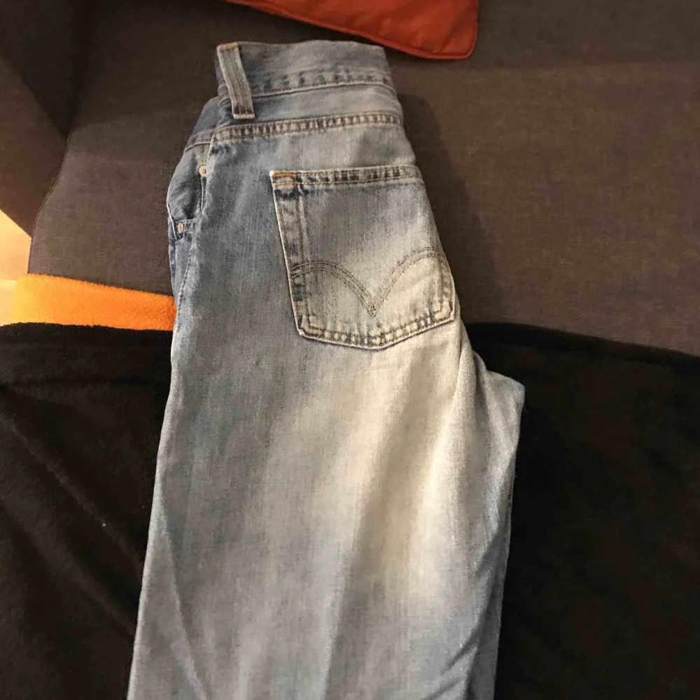 Jätte fina Levis byxor, i storlek SML skulle passa alla. Själv är jag en medium och har använt dessa med ett bälte i midjan. Skit balla😊❤️. Jeans & Byxor.