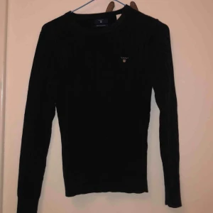  - Super snygg och super bekväm gant stickad! Den är mörkblå och super fint skick.