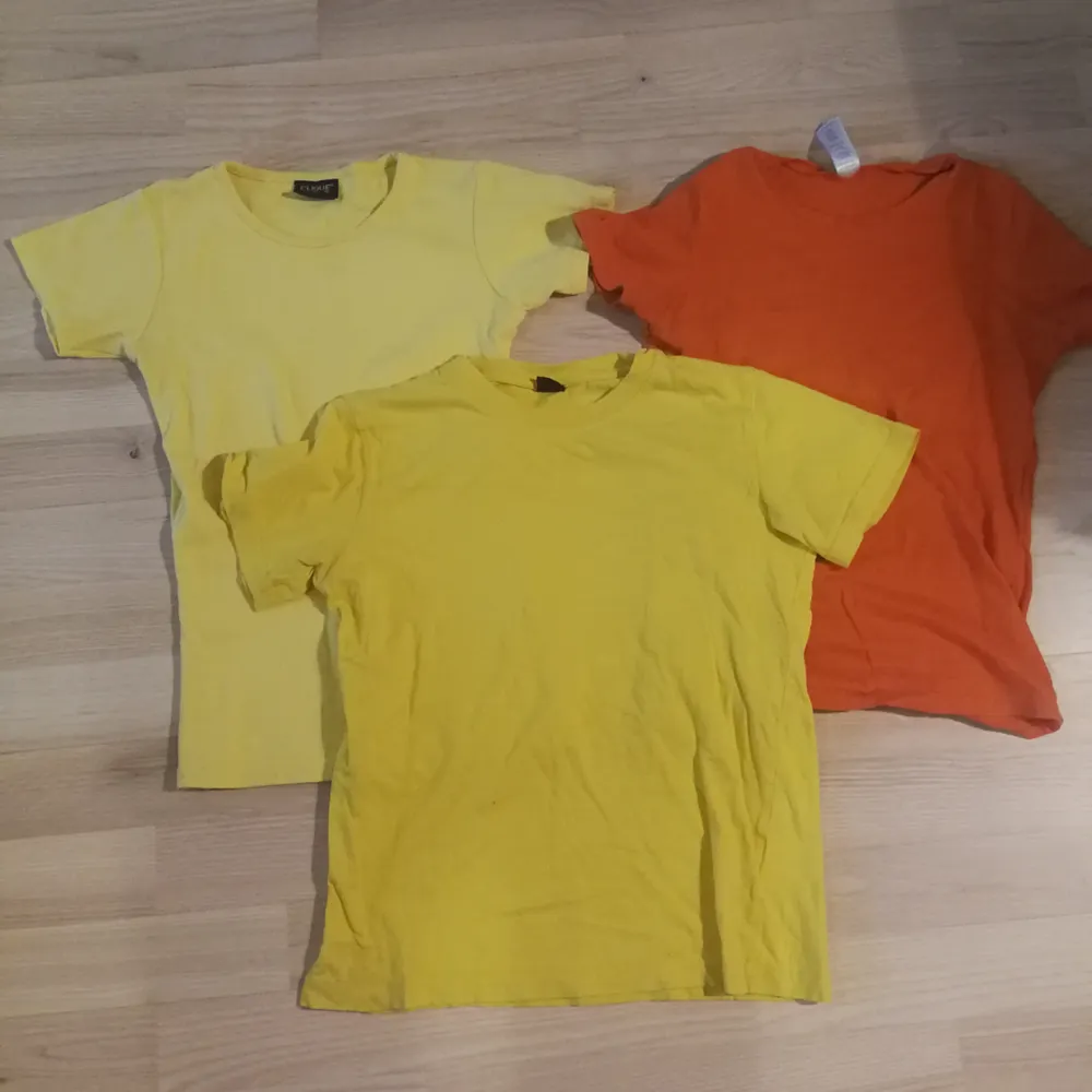 Två gula och en orange t-shirt i stl xs-s, 40kr styck eller 85 för alla!. T-shirts.