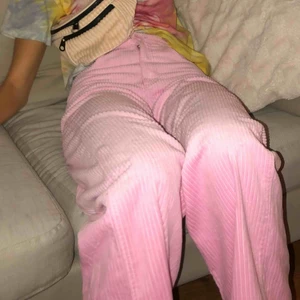  - rosa manchesterbyxor från weekday. raka i modellen och sitter tajt runt rumpan. frakt ingår 