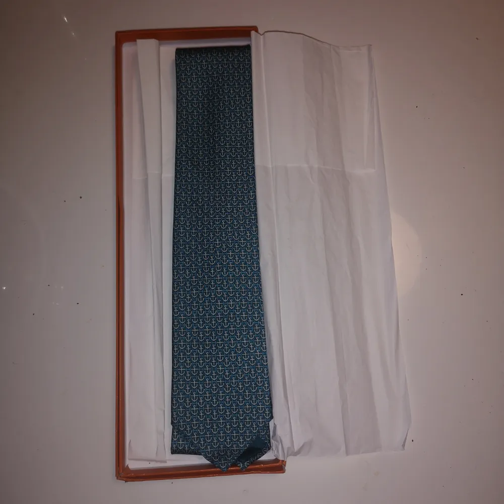 Nya och helt oanvänd slips från HERMÈS. Ny pris 1850kr. 100% silk, kommer i förpackning! Perfekt present om inte annat.  FRAKT INGÅR I PRISET. . Kostymer.