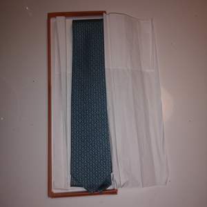 Nya och helt oanvänd slips från HERMÈS. Ny pris 1850kr. 100% silk, kommer i förpackning! Perfekt present om inte annat.  FRAKT INGÅR I PRISET. 