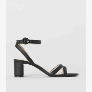  - Strl 40 men små i storleken passar strl 39. Helt oanvända pga för små. Ett par sandaletter med remmar och öppen tå. Omlottlagd vristrem med reglerbar knäppning. Klädd klack. Foder och innersula i läderimitation. Yttersula i gummi. Klackhöjd 6,5 cm. 