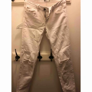  - Jeans med hål på knäna från Gina Tricot💙 Storlek s Köparen står för frakt 