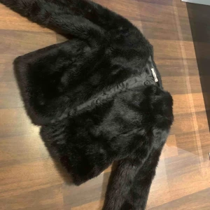  - Skitnsygg fake fur från naked, säljer den då jag redan har en liknande. Den är riktigt varm och mjuk