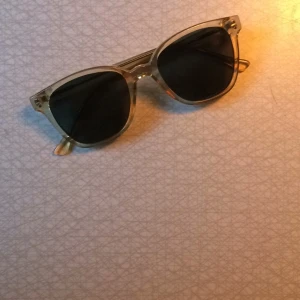  - Solglasögon från Komono!

Inköpta våren 2016 och i stort sett oanvända.

Originalask och duk medföljer.

Hämtas i centrala Göteborg eller skickas mot att köparen bet frakt.