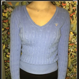  - En kabelstickad Gant tröja. Rätt så använd men fortfarande nästan som ny. Du står för frakten! 
