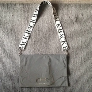  - Älskade reflexväska från Ann-Sofie Back! Toppen att ha nu i mörkare tider . Se bilder för hur det kan se ut . Mycket rymlig och skön att ha över axeln 