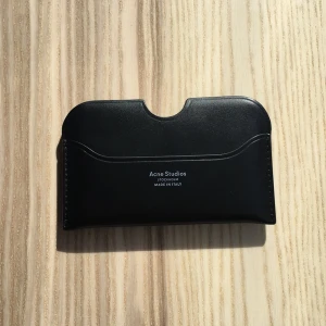  - Skitfin korthållare från Acne Studios! 😍 Äkta läder . Får plats med ca 7 kort . Ord pris 999