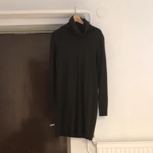  - ⭐️Brun stickad poloklänning Strl XS men definitivt större än en XS, skulle mer säga en M-L Tar swish, kan även mötas upp i stan. Köparen står för frakten.