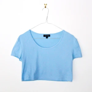  - Topp från Top Shop som visar ganska mycket av magen. Den har en liten liten fläck men den syns knappt med blotta ögat (syns på bilden i closeup). 100 % bomull. 