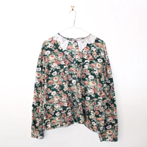  - Vem blir inte störtförälskad i den här romantiska second hand-blusen? Jag blev lite väl kärleksblind när jag köpte den, för den är egentligen för stor på mig. Det funkar, ja, men jag känner att den förtjänar att sitta som en smäck. 100 % bomull. På lappen står 46/48 som storlek. 