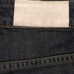 Acne jeans i snygg tvätt: Blur. Modell: Hex. Fint skick. Väldigt lite använda, någon enstaka gång bara. 