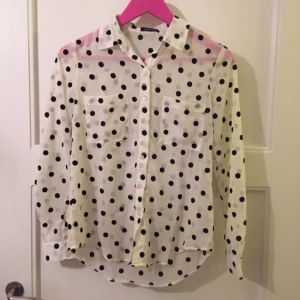 - Jättefin transparent prickig blus från American apparel. Aldrig använd och i perfekt nyskick!
