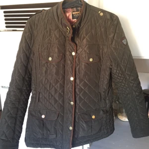  - Quiltad jacka från Saki i stl 40. Nypris 1500kr. Endast använd ett fåtal gånger och den sitter verkligen fint. Jag har använt det utan skärp då det fattades när jag köpte den och det har fungerat superbra. Bortsett från små små skavanker som knappt märks (se bild) så är jackan i toppskick!

Jag tar swish och köparen står för eventuell frakt.
