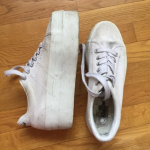  - Sjukt balla platåskor! Storlek 37. Lite stora i storleken men har suttit perfekt med en extra sula! 

Frakt 52kr ✨ jag har svisch ✨✨