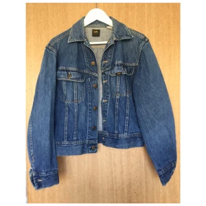  - Lee denim jacka. Passar stl 34-38 beroende på passform. Fint skick. 