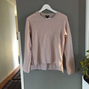  - Glittrig puderrosa sweater Fint skick Frakt tillkommer Kan mötas upp i Helsingborg/Klippan