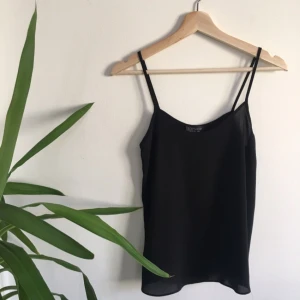  - Svart linne köpt från Topshop! Det är storlek 34 men skulle kunna passa en S/36 också. Säljer den eftersom jag inte längre använder den, alltså inte pga att det är några hål eller andra skavanker hos den!  Har ett vitt linne som är i samma modell i min profil också ✨    Frakt är ej inkluderat i priset