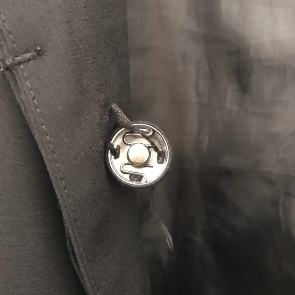 Svart kappa i polyester från Vero Moda, i bra skick förutom en knapp som sitter lös men som enkelt går att fixa! . Jackor.