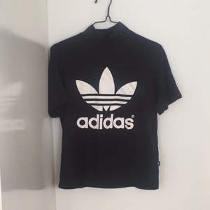 Adidas t-shirt. Köpt på Urban outfitters i London och endast testad. Annat tyg på baksidan.