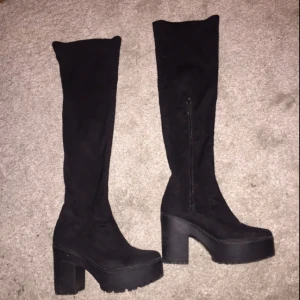  - Over knee boots, svarta i storlek 37 (men jag skulle säga att det är en 38 då de ej passar mig) har alltid 37 i skor. Köpta för 600kr, från have2have.se