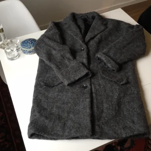  - Kappa i 60% ull & 40% polyester 
Storlek 38 
