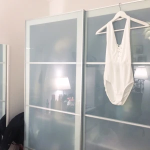  - Vit body med snörning
Helt oanvänd med tags 
Storlek 34