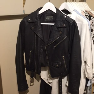  - Äkta skinnjacka i bikermodell från Saints & Mortals. Köpt på Carlings. Passar en XS-S. Riktigt snygga detaljer i silver och bra passform. Hör av er för mer info. Möts upp i Stockholm vid försäljning. 