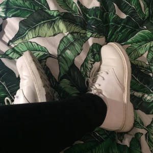  - Vita snörskor i läderimitation. Använda några
gånger, så lite små slitningar finns på gummisulan. Perfekta vårslaskskor! Tvättas med ordentlig rengöring och sprayas med repelspray innan jag lämnar ifrån dom!  