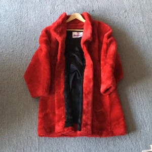  - Skitfin röd fuskpäls ✨!! Färgen är inte orange som det ser ut som på bilden utan mörkröd!