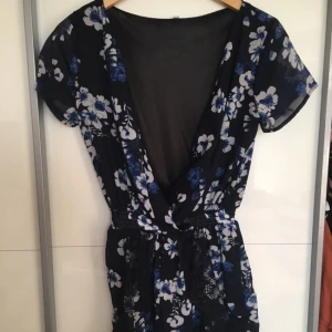 Sommarbyxdress - Sommarbyxdress med spets nertill. Beställd för 799 säljes för 299. Den är supersnygg till sommaren 😍 