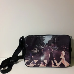  - ball axelväska med the Beatles på. 