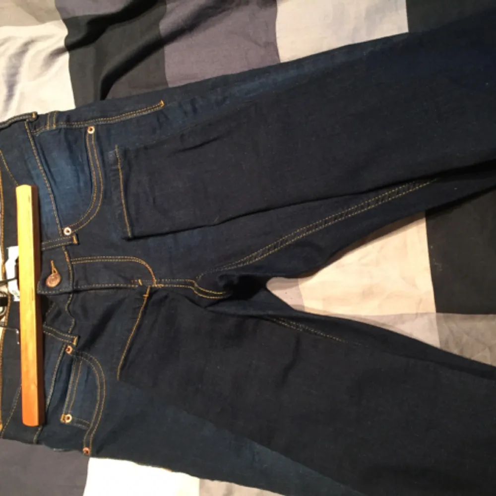 Hej!

säljer dessa, nyligen köpta Alex jeans i mörkblå färg från Gina Tricor använda endast en gång! I nästan ny skick. Stuprör och extremt stretchiga!

strl M
Nypris 299 kr. Jeans & Byxor.