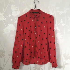  - Röd skjorta med vita och svarta palmer på från Zara🌻   🗯 köparen står för frakten eller mötes upp i Stockholm 