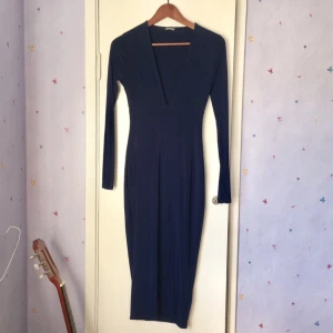  - Helt oanvänd midi-bodycon klänning från missguided. Svårt att fånga färgen på bild men den är en djup mörkblå. Har en "slit" på vänstra benet. 