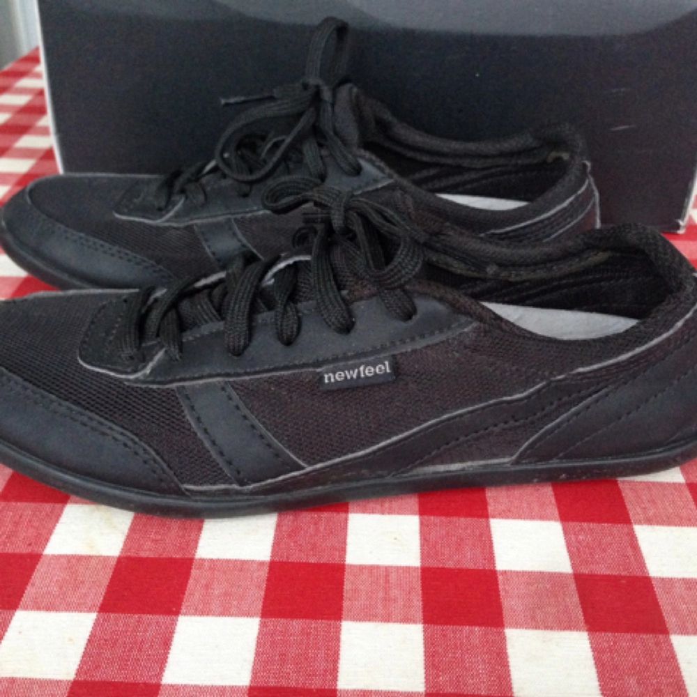 Newfeel svarta sneakers från Decathlon | Plick Second Hand