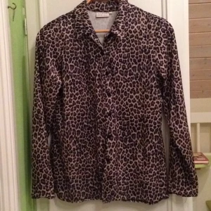  - Cool leopardskjorta. Passar 34-36 och då något oversize