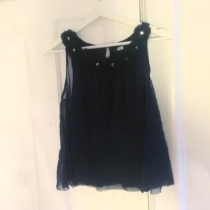  - (Min mobilkamera suger verkligen så sry för dåliga bilder!) söt top från Bikbok