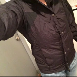  - Säljer svart jacka med luva från BikBok i storlek XS. Passar XS/S då jag kan ha båda...  Detaljer: fler fickor även sidoficka på armen samt inneficka för mobilen.. se fler detaljer på bilderna... Prutat och klart. Kan skickas men då står du för portot