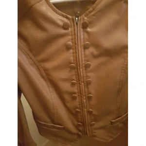 - Beige/brun läderjacka. Sparsamt använd. Frakt tillkommer. 