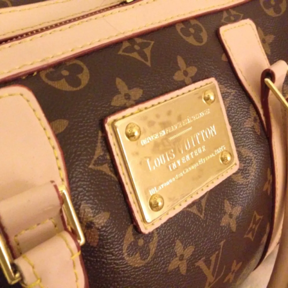 En fejk-Louis Vuitton väska köpt utomlands. Säljer den billigt pga några små defekter. Fler bilder kan fås vid begäran. Bud är ok. Jag bor i Bromma men kan mötas upp i city :). Väskor.