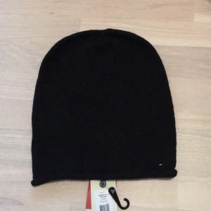  - 50% nylon 30% viskos 20% ull. Aldrig använd. Köparen står för frakten. 