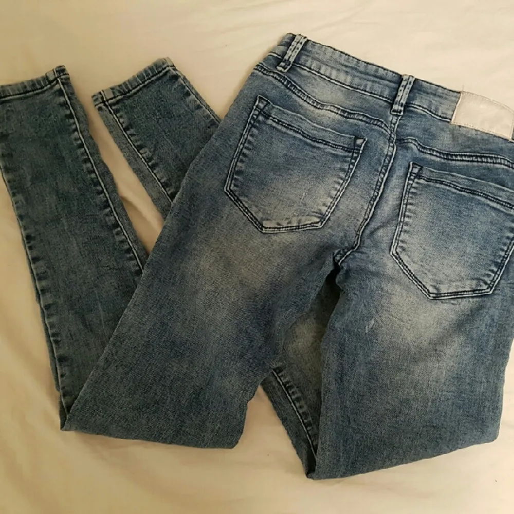 Ett par slim fit jeans från New Yorker. Low/Normal waist. Väl använda men i gott skick. Köparen står för frakt. OBS, katt i hemmet. . Jeans & Byxor.