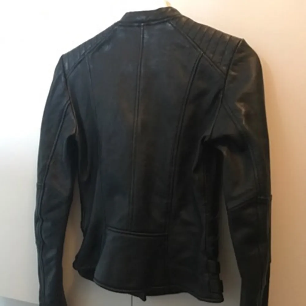 Leather jacket from Zara, only used a few times. Has a slimming fit. Äkta läder jacka från Zara som sitter figurformat på. . Jackor.