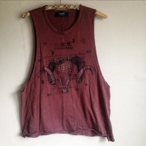  - Linne från Sisters Point, lite mörkare och dovare rödfärg än vad det kanske ser ut som på bilderna. Avklippt och väldigt djup vid ärmarna men hög hals, vilket ger en härlig, rockig attityd 😎 